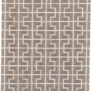 Könnte beinhalten: Ein rechteckiger Teppich mit einem sich wiederholenden geometrischen Muster aus ineinandergreifenden taupe- und cremefarbenen Fellstücken. Das Design besteht aus einem Gitter aus vertikalen und horizontalen Linien, die eine labyrinthartige Struktur bilden.