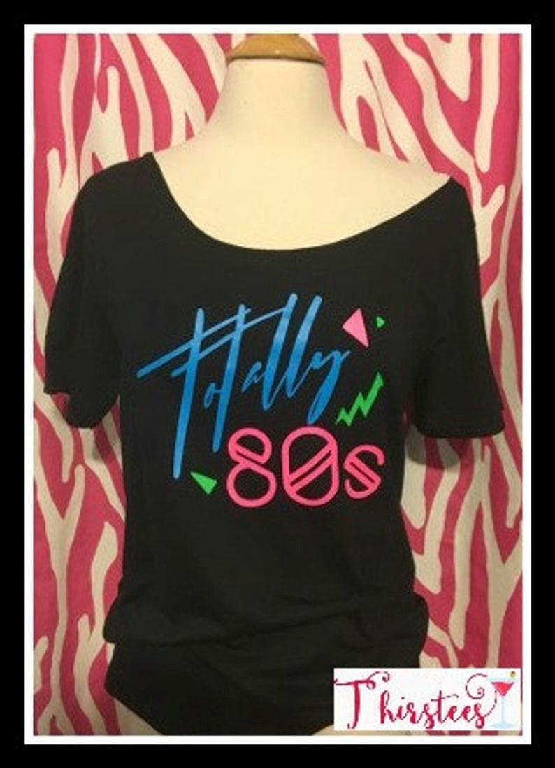 T-shirt néon totalement années 80 Déguisement des années 80 Fête des années 80 Ambiance des années 80 Thème des années 80 Enfant des années 80 Croisière des années 80 T-shirt à épaules dénudées image 1