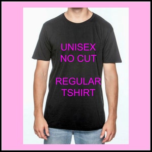 Op de afbeelding: Een zwart T-shirt met korte mouwen en de roze tekst "UNISEX NO CUT REGULAR TSHIRT". Het T-shirt wordt gedragen door een persoon in een spijkerbroek.