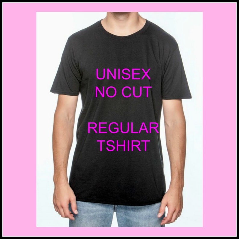 Op de afbeelding: Een zwart T-shirt met korte mouwen en de roze tekst "UNISEX NO CUT REGULAR TSHIRT". Het T-shirt wordt gedragen door een persoon in een spijkerbroek.