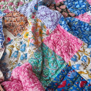 Cobertor Razai de algodão com estampa patchwork feita à mão: Cobertor tradicional étnico reversível.