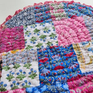 Edredón de patchwork para bebé hecho a mano en la India: Manta redonda de algodón con estampado floral.