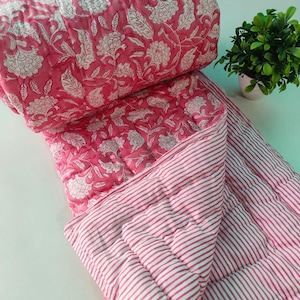 Handgedrucker Patchwork Quilt aus Baumwolle ! Reversible Pink Floral Handgemachte Decke Tagesdecke