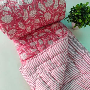 Könnte beinhalten: Ein Set aus drei Keramikbechern mit gesprenkelter, matter Oberfläche. Die Becher sind in Creme-, Hellgrau- und Dunkelgrautönen gehalten. Jeder Becher hat ein schlichtes, minimalistisches Design, perfekt für Kaffee oder Tee.