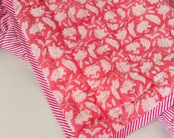 Edredón de algodón rosa con estampado floral: Colcha reversible hecha a mano de Razai