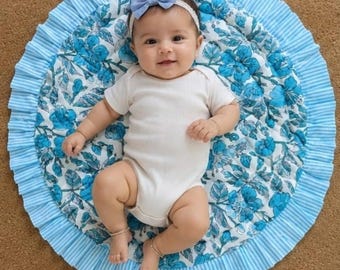 Alfombra de juego de algodón estampada a mano con bloques: diseño floral con borde de volantes, alfombra para niños y mascotas.