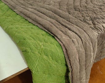Edredón Razai vintage de algodón indio. Manta reversible estampada en verde y marrón, hecha a mano.