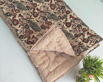 Edredón Razai de algodón estampado a mano: Manta reversible con diseño de pavo real cosida a mano