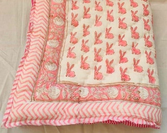 Edredón de algodón estampado a mano para bebé: Colcha reversible de conejo rosa, edredón de verano indio.