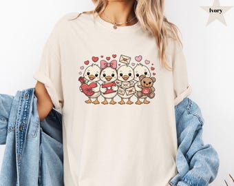 Camiseta de San Valentín con colores cómodos "Just a Love Goose", camiseta de animales preppy, divertida camiseta de San Valentín, regalo adorable para amantes de los gansos, San Valentín coqueto