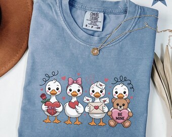 Camiseta de San Valentín con colores cómodos "Just a Love Goose", camiseta de animales preppy, divertida camiseta de San Valentín, regalo adorable para amantes de los gansos, San Valentín coqueto