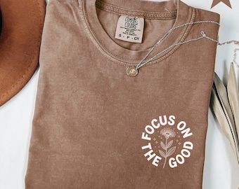Camiseta Comfort Colors® "Enfócate en lo bueno", camiseta motivacional para mujer, camiseta con frase positiva, regalo cristiano para la salud mental