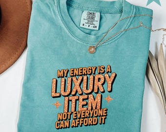 Camiseta Comfort Colors® "Tu energía es un artículo de lujo", camiseta "La vida de una corista", camiseta de corista para regalar a un fan, camiseta de corista para un concierto