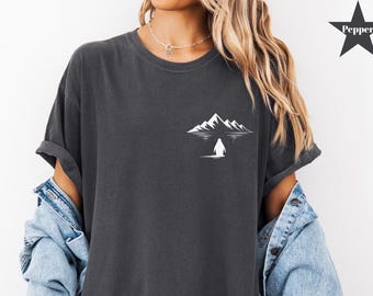 Camiseta minimalista de montaña de pingüinos, camiseta de aventura estética Comfort Colors®, camiseta gráfica Quiet Courage, camiseta con arte de pingüino solitario