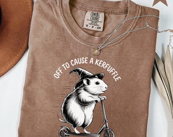 Camiseta "Lista para armar lío" con colores cómodos. Camiseta divertida con patinete y marmota. Camiseta de salud mental con animales graciosos. Camiseta sarcástica con humor para adultos.