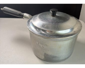 Olla/cacerola vintage Miracle Maid de aluminio de 7" x 4.5" con mango de madera y tapa.