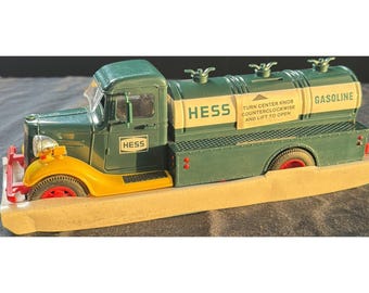 Cofrinho de brinquedo em forma de caminhão a gasolina da First Hess, modelo vintage de 1980, com luzes.