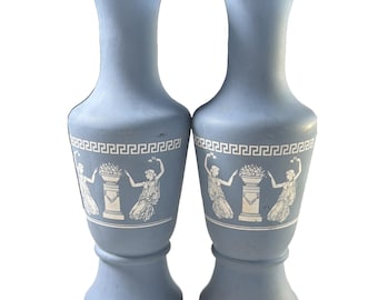 Coppia di vasi vintage in vetro dipinto con boccioli blu, stile greco/romano, danzanti, tipo cuneo.