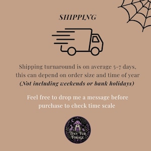 Puede incluir: Un gr&aacute;fico informativo de color tostado con un dibujo lineal negro de un cami&oacute;n de reparto y una telara&ntilde;a en la esquina. El texto dice SHIPPING, Shipping turnaround is on average 5-7 days, this can depend on order size and time of year (Not including weekends or bank holidays), Feel free to drop me a message before purchase to check time scale, y un logotipo circular de Tiny Fur Forage.