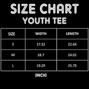 Puede incluir: Una tabla de tallas para camisetas juveniles sobre fondo negro con texto y l&iacute;neas blancas. La tabla enumera las tallas S, M y L con medidas de ancho y largo en pulgadas. S mide 17.32 por 22.64, M 18.7 por 24.01 y L 19.29 por 25.79 pulgadas.
