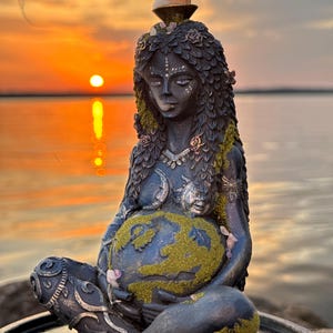 Brûleur d&#39;encens à reflux Goddess Gaia | Statue faite main | Cristaux et mousse | Décoration d&#39;autel énergie féminine