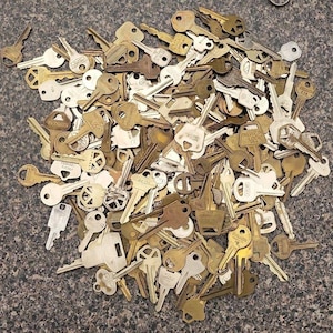 Lot of 217: Assorted Old Industrial Shop Keys Jewelry Making Crafts over 3lbs