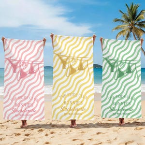 Könnte beinhalten: Drei Strandtücher mit einem wellenförmigen Muster in Rosa, Gelb und Grün. Jedes Handtuch zeigt eine Reihe von Bikini-Oberteilen und den Text "THE BRIDE CLUB BONNIE'S Bachelorette KEY WEST/AUG2026".