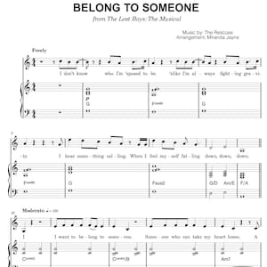 以下が含まれることがあります： 「Belong to Someone」の楽譜。ミュージカル「The Lost Boys」より。タイトルは上部にあり、アーティストと編曲者の名前が記載されています。音楽には歌詞と楽譜が含まれています。
