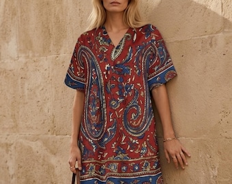Minikleid mit rotem und marineblauem Paisleymuster, Boho-Tunika mit V-Ausschnitt und kurzen Ärmeln