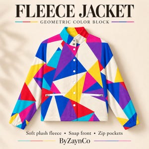 Puede incluir: Una chaqueta de forro polar con un patr&oacute;n geom&eacute;trico de bloques de color en tonos azul, morado, amarillo, rojo y blanco. La chaqueta tiene cuello alzado, cierre frontal con botones a presi&oacute;n y dos bolsillos con cremallera. El texto dice FLEECE JACKET.