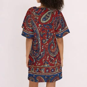 Minikleid mit rotem und marineblauem Paisleymuster, Boho-Tunika mit V-Ausschnitt und kurzen Ärmeln Bild 9