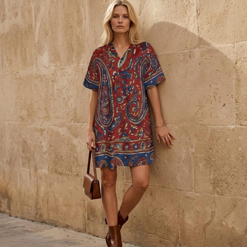 Minikleid mit rotem und marineblauem Paisleymuster, Boho-Tunika mit V-Ausschnitt und kurzen Ärmeln Bild 1