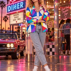 Puede incluir: Una chaqueta de manga larga con un vibrante patr&oacute;n geom&eacute;trico de tri&aacute;ngulos azules, rojos, amarillos y morados sobre fondo blanco, combinada con una camiseta blanca, vaqueros azules desgastados, calcetines blancos y zapatillas blancas, con aros rosas.