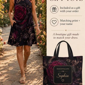 Puede incluir: Un vestido sin mangas con un patr&oacute;n floral oscuro de rosas rojo oscuro sobre un fondo negro. La imagen incluye el texto: FREE PERSONALIZED GIFT TOTE, Included as a gift with your order, Matching print + your name, A boutique gift made to match your dress, y una bolsa con el texto MADE WITH LOVE FOR Sophia y zaynbrand.
