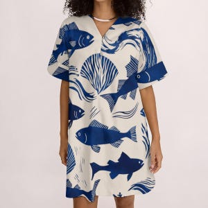 Vestido túnica con estampado de peces costeros: estilo veraniego holgado con escote en V y corte relajado. imagen 8