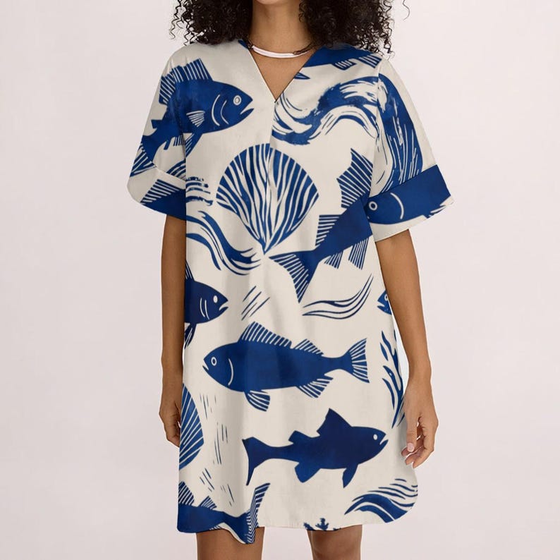 Vestido túnica con estampado de peces costeros: estilo veraniego holgado con escote en V y corte relajado. imagen 8