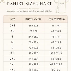 Op de afbeelding: Een T-shirt maattabel met afmetingen in centimeters en inches voor de maten 2XS tot 4XL. De tabel bevat kolommen voor lengte en halve borstomvang, met een lijntekening van een T-shirt die aangeeft waar deze maten worden genomen.