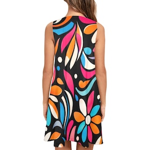 Minivestido floral holgado con bolsillos, sin mangas, estilo retro, ideal para vacaciones de verano. imagen 10