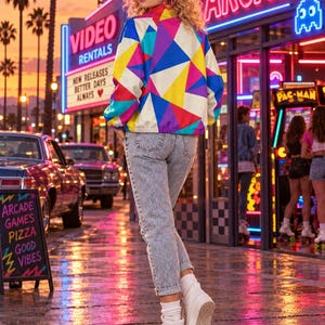Puede incluir: Una chaqueta de manga larga con un vibrante patr&oacute;n geom&eacute;trico en tonos azul, amarillo, rosa y blanco, combinada con pantalones vaqueros de lavado &aacute;cido y zapatillas blancas de ca&ntilde;a alta. La chaqueta tiene cuello alto y pu&ntilde;os acanalados.