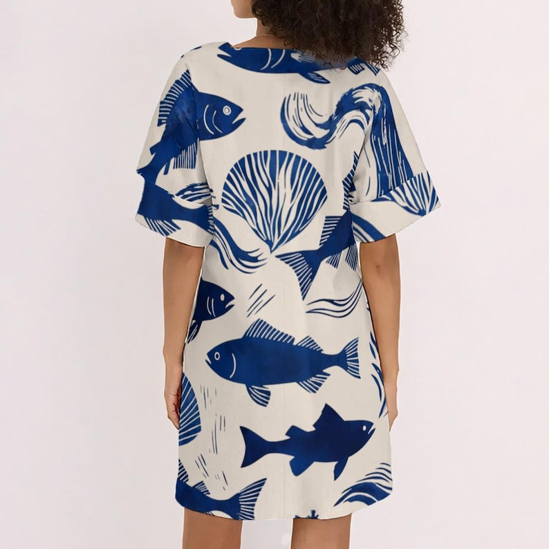 Vestido túnica con estampado de peces costeros: estilo veraniego holgado con escote en V y corte relajado. imagen 9