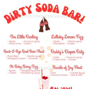 K&ouml;nnte beinhalten: Ein Schild f&uuml;r eine Dirty Soda Bar mit einem rot-wei&szlig; karierten Rand. Das Schild enth&auml;lt eine Liste von Soda-Getr&auml;nke-Rezepten, darunter "The Little Darling" und "Bundle of Joy Float". Ein Soda-Getr&auml;nk mit Strohhalm ist unten abgebildet.