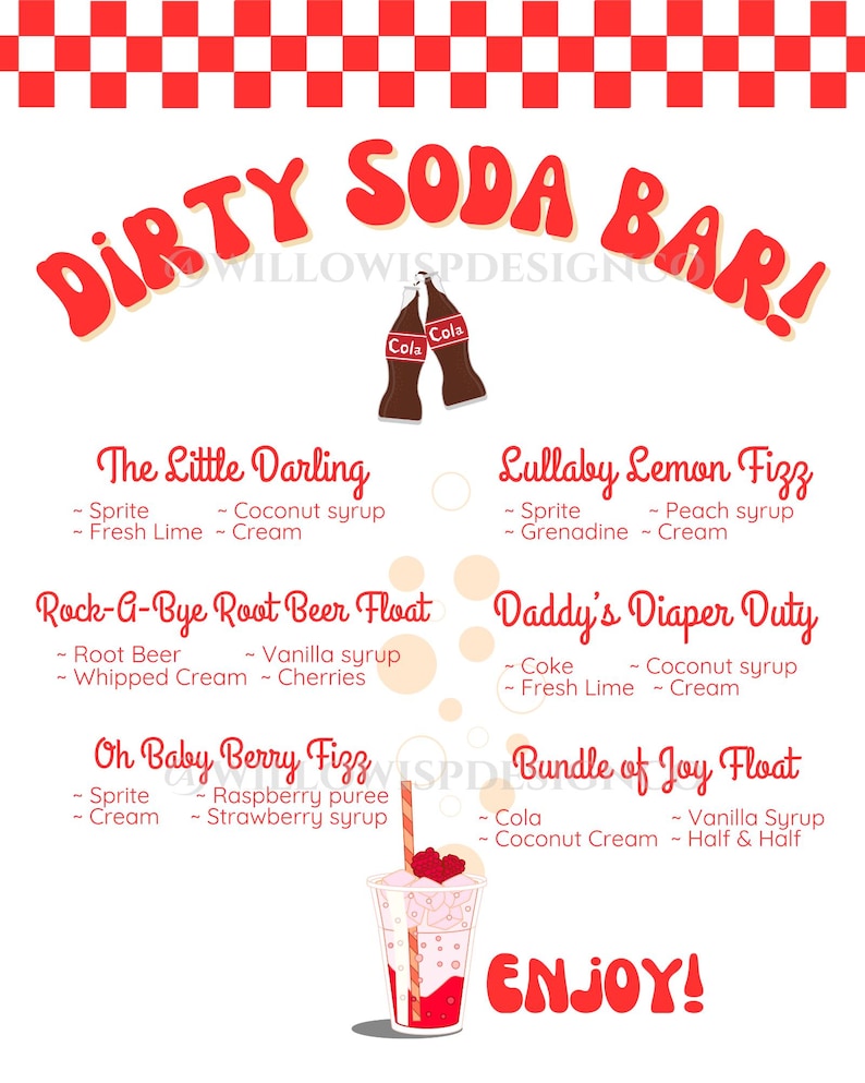 K&ouml;nnte beinhalten: Ein Schild f&uuml;r eine Dirty Soda Bar mit einem rot-wei&szlig; karierten Rand. Das Schild enth&auml;lt eine Liste von Soda-Getr&auml;nke-Rezepten, darunter "The Little Darling" und "Bundle of Joy Float". Ein Soda-Getr&auml;nk mit Strohhalm ist unten abgebildet.