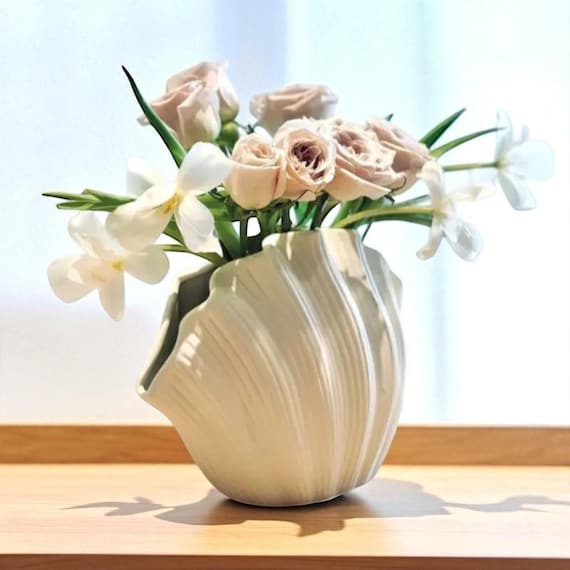 白いセラミックの貝殻の花瓶 – 海岸沿いのシックなホーム