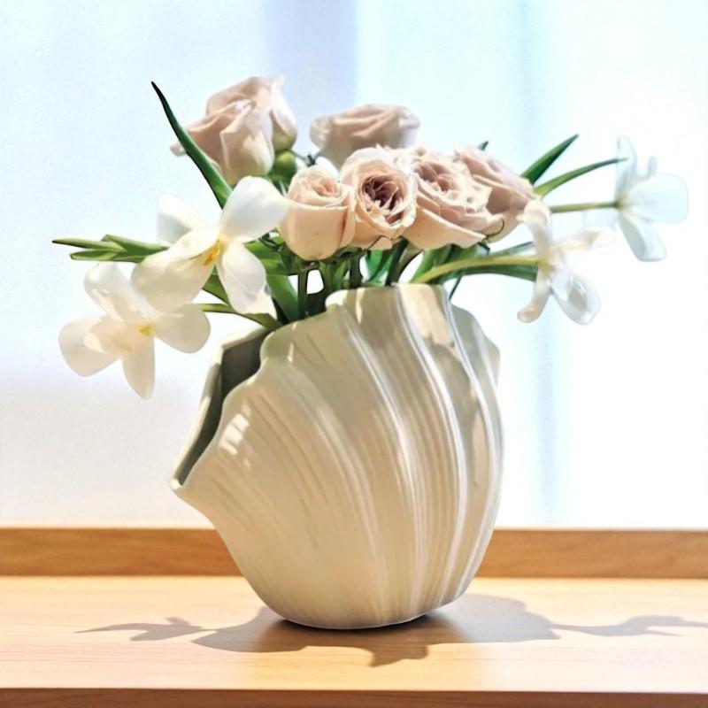 白いセラミックの貝殻の花瓶 – 海岸沿いのシックなホーム