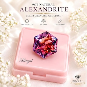 Puede incluir: Una piedra preciosa de alejandrita natural de 9 quilates con cambio de color y corte hexagonal, que mide 13x13x8 mm. La piedra muestra tonos vibrantes p&uacute;rpuras, rosas y naranjas y se encuentra sobre una caja cuadrada rosa claro con el texto Binzal.
