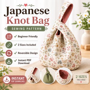 Op de afbeelding: Een Japans knooptas naaipatroon met een bloemenprint van roze, gele en blauwe bloemen op een crèmekleurige achtergrond. De tas heeft een omkeerbaar ontwerp met een effen oudroze binnenkant. De tekst bevat Japanese Knot Bag, Sewing Pattern.