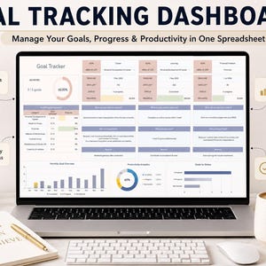 Könnte beinhalten: Ein Laptop zeigt ein Zielverfolgungs-Dashboard mit dem Text "GOAL TRACKING DASHBOARD" und "Manage Your Goals, Progress & Productivity in One Spreadsheet". Das Bild enthält ein Notizbuch, eine Tasse mit "Goals in Progress" und eine Tastatur.
