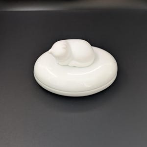 Vintage weiße Porzellan Katze Schmuckbox - Schmuck- oder Andenkenhalter von Crowning Touch Collection