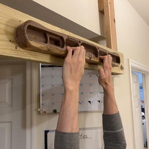 Hangboard - Fingerboard - Trainingsbrett aus Holz zum Klettern | BARK Halbmond