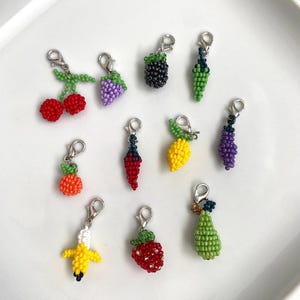 Pärlbesatta frukt-, bär- och grönsaksberlocker
